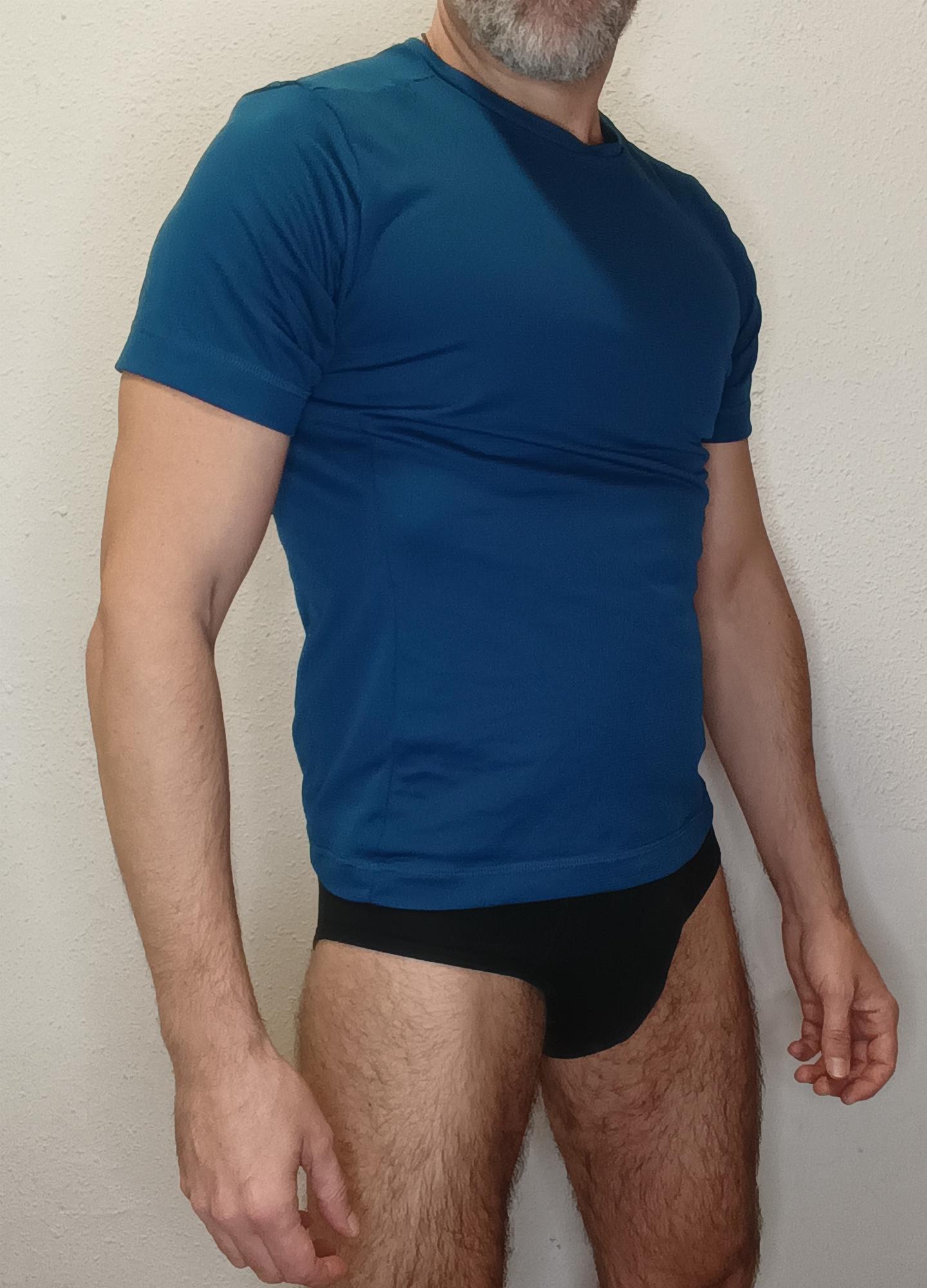 Sudo sobacos en esta básica azul  — foto 3
