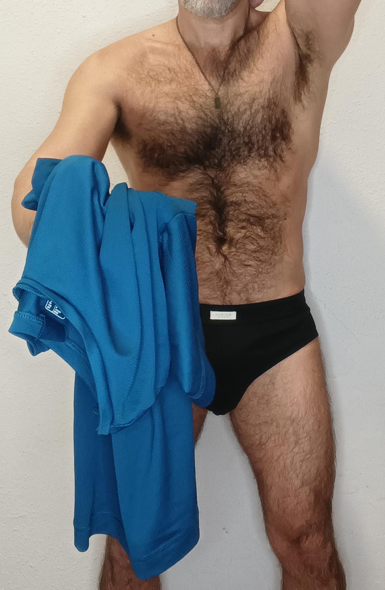 Sudo sobacos en esta básica azul  — foto 2