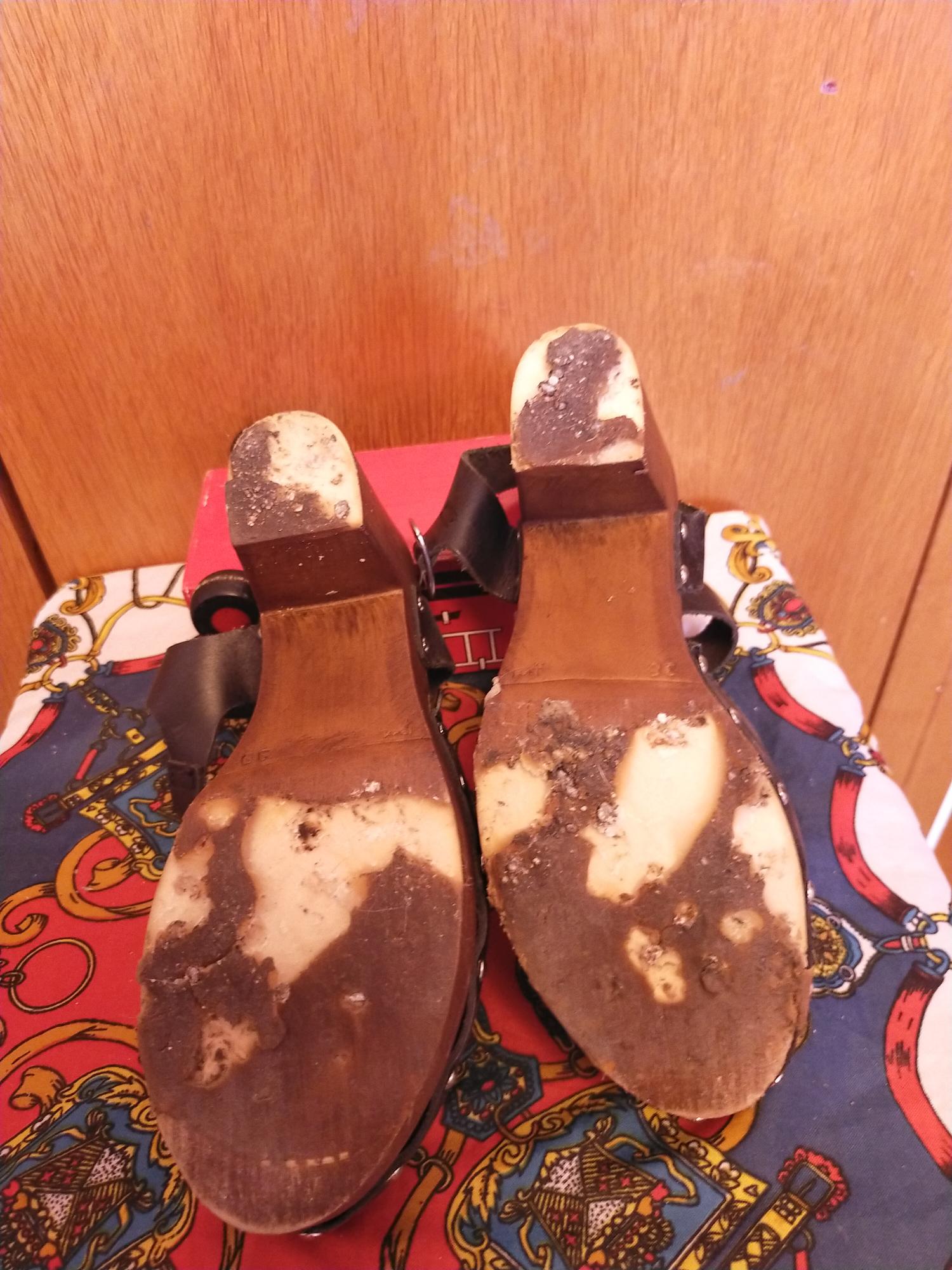 Tacones usados apestosos — foto 1