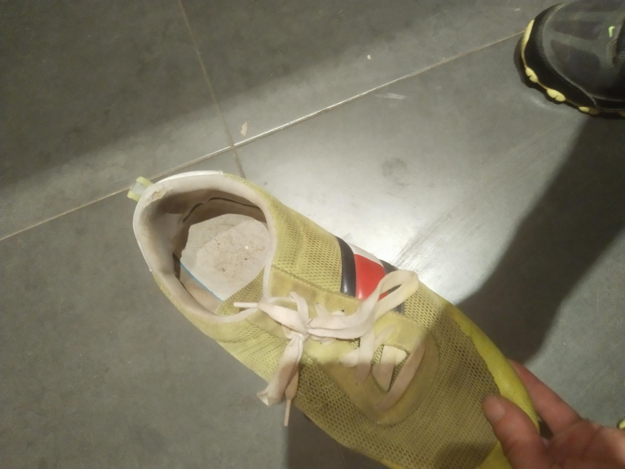 Zapas sudaditas y mucho olor a pies — foto 3