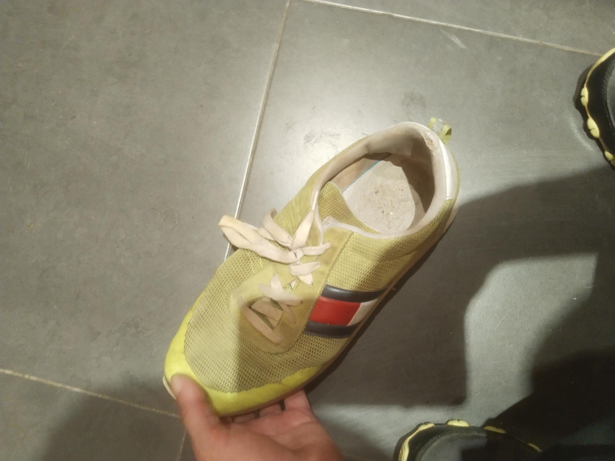 Zapas sudaditas y mucho olor a pies — foto 4