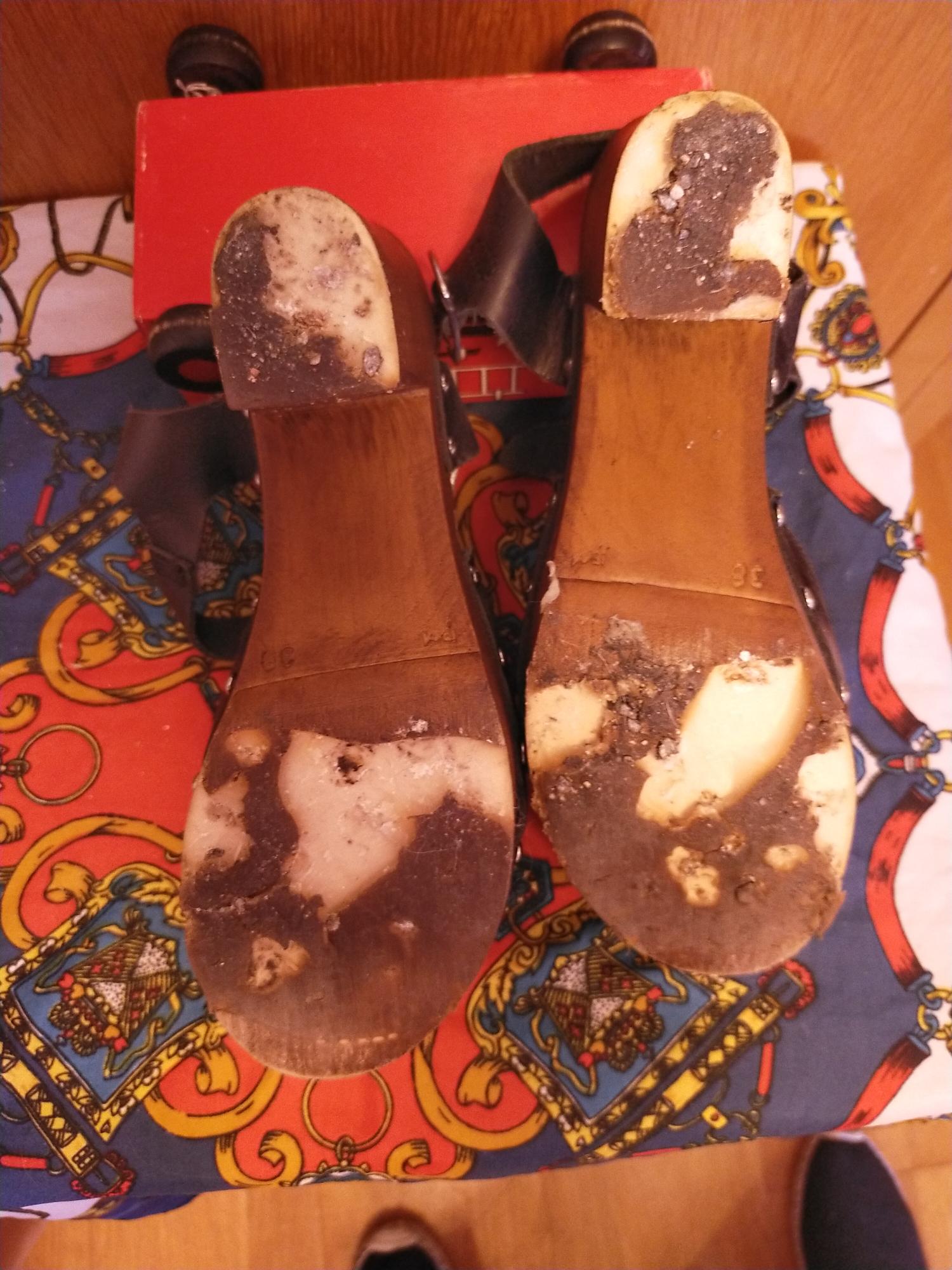 Tacones usados apestosos — foto 3